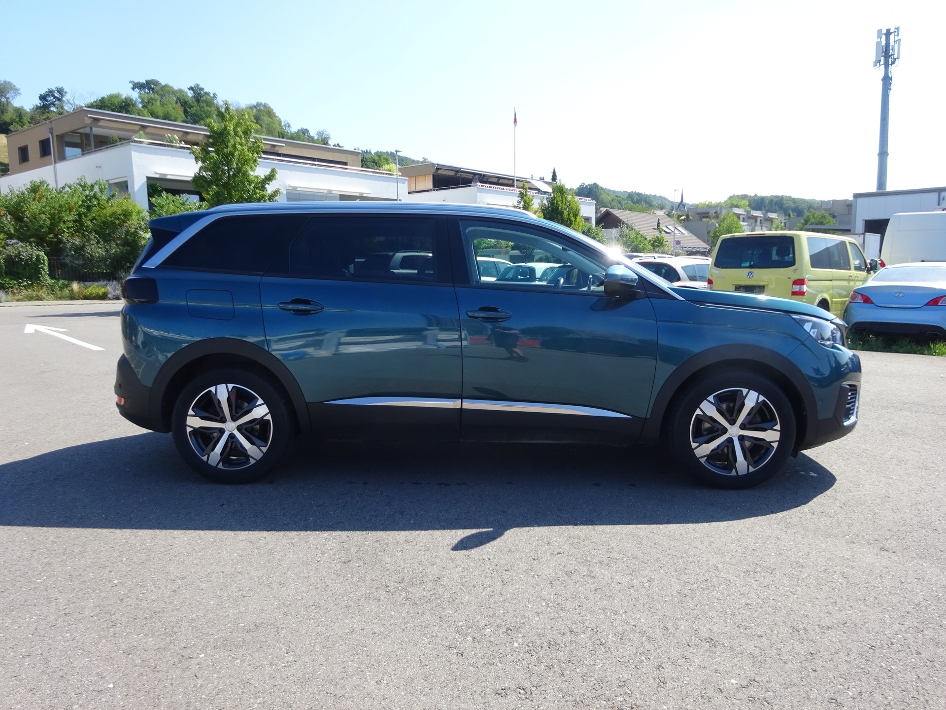 PEUGEOT 5008 1.2 Pure Tech Allure EAT8-image-2