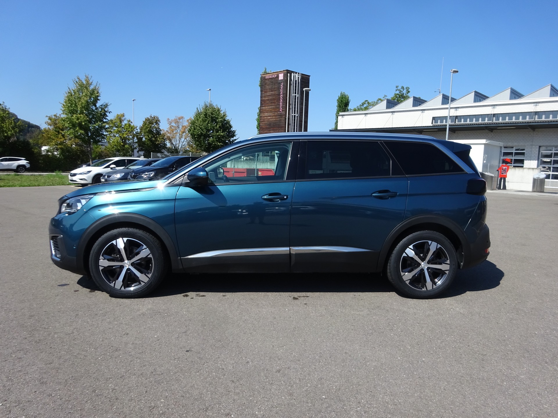 PEUGEOT 5008 1.2 Pure Tech Allure EAT8-image-9