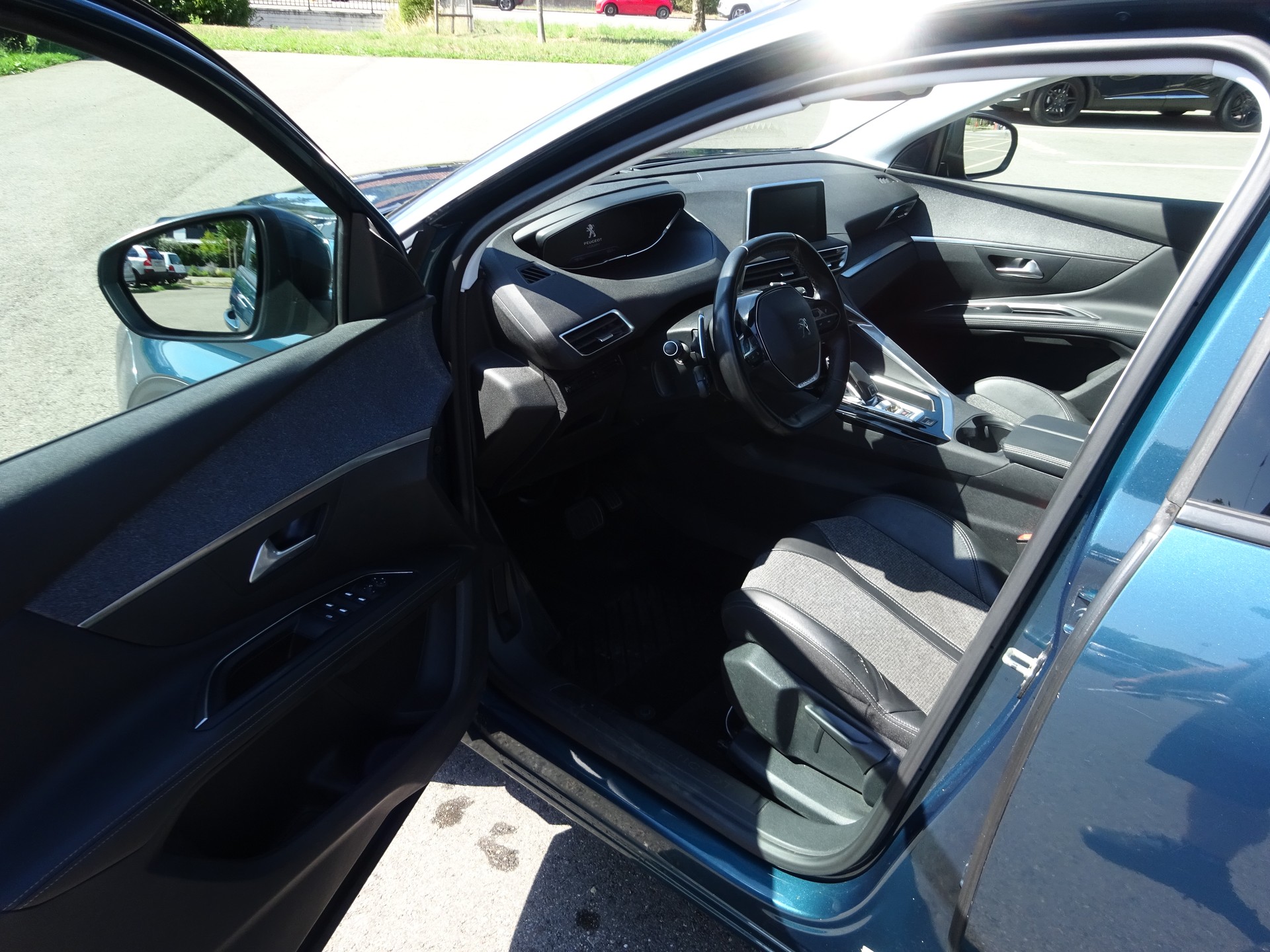 PEUGEOT 5008 1.2 Pure Tech Allure EAT8-image-8