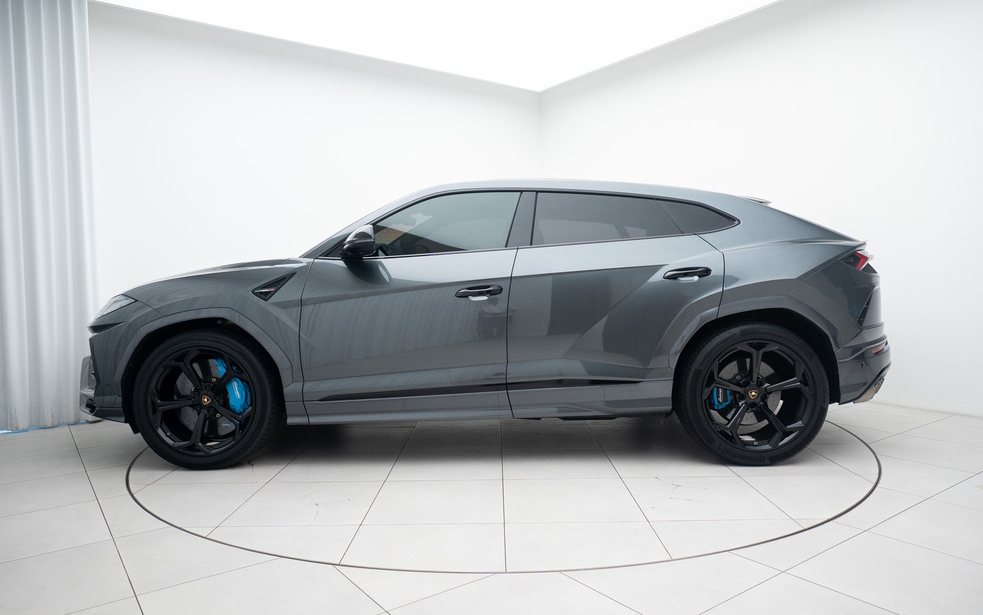 LAMBORGHINI Urus E-Gear Akrapovic-showroom-element-1