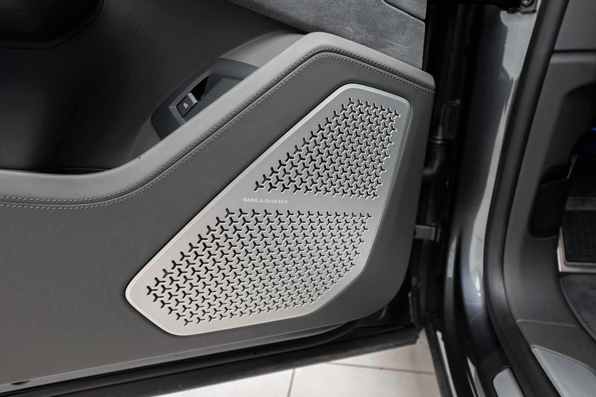 LAMBORGHINI Urus E-Gear Akrapovic-image-12