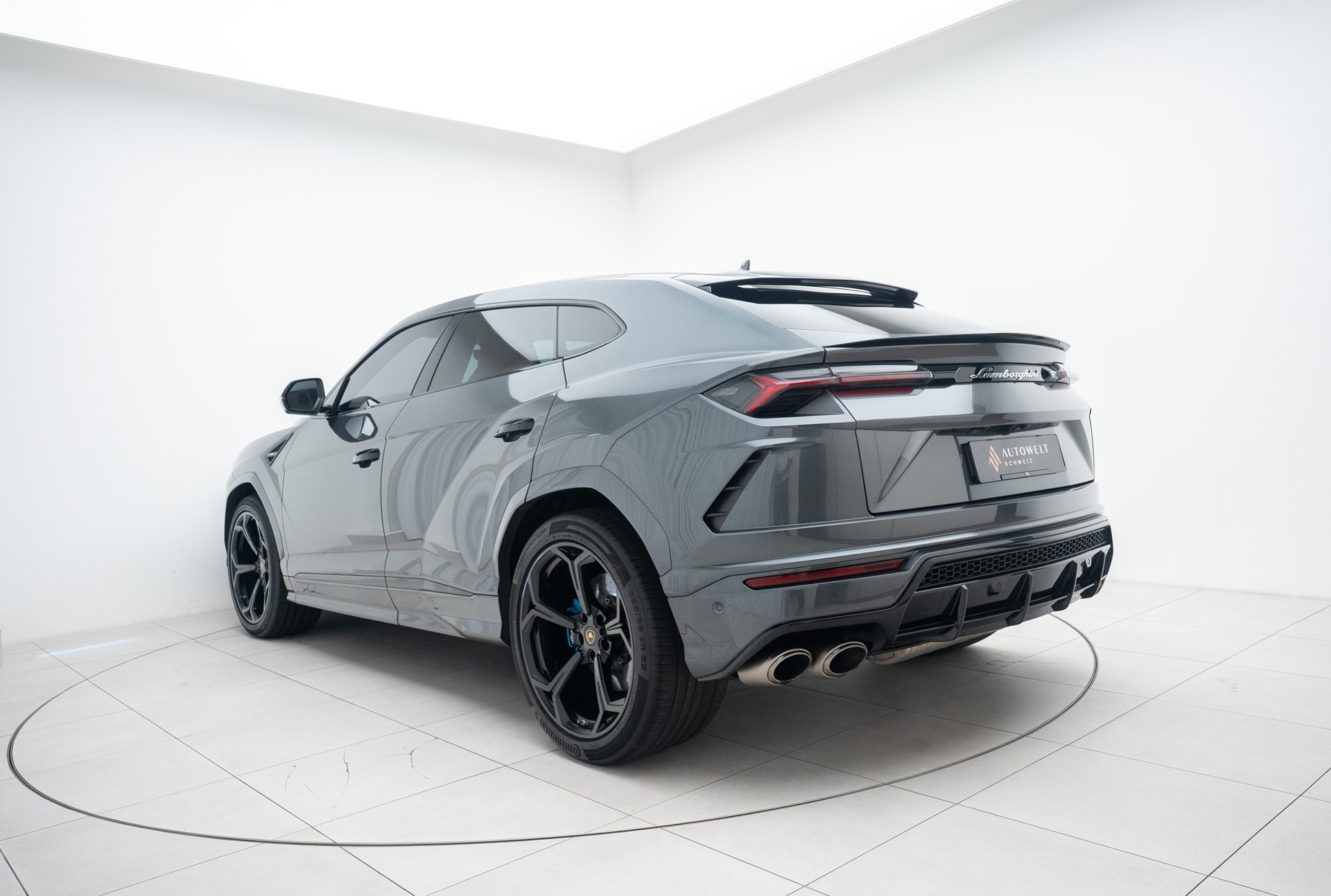 LAMBORGHINI Urus E-Gear Akrapovic-showroom-element-2