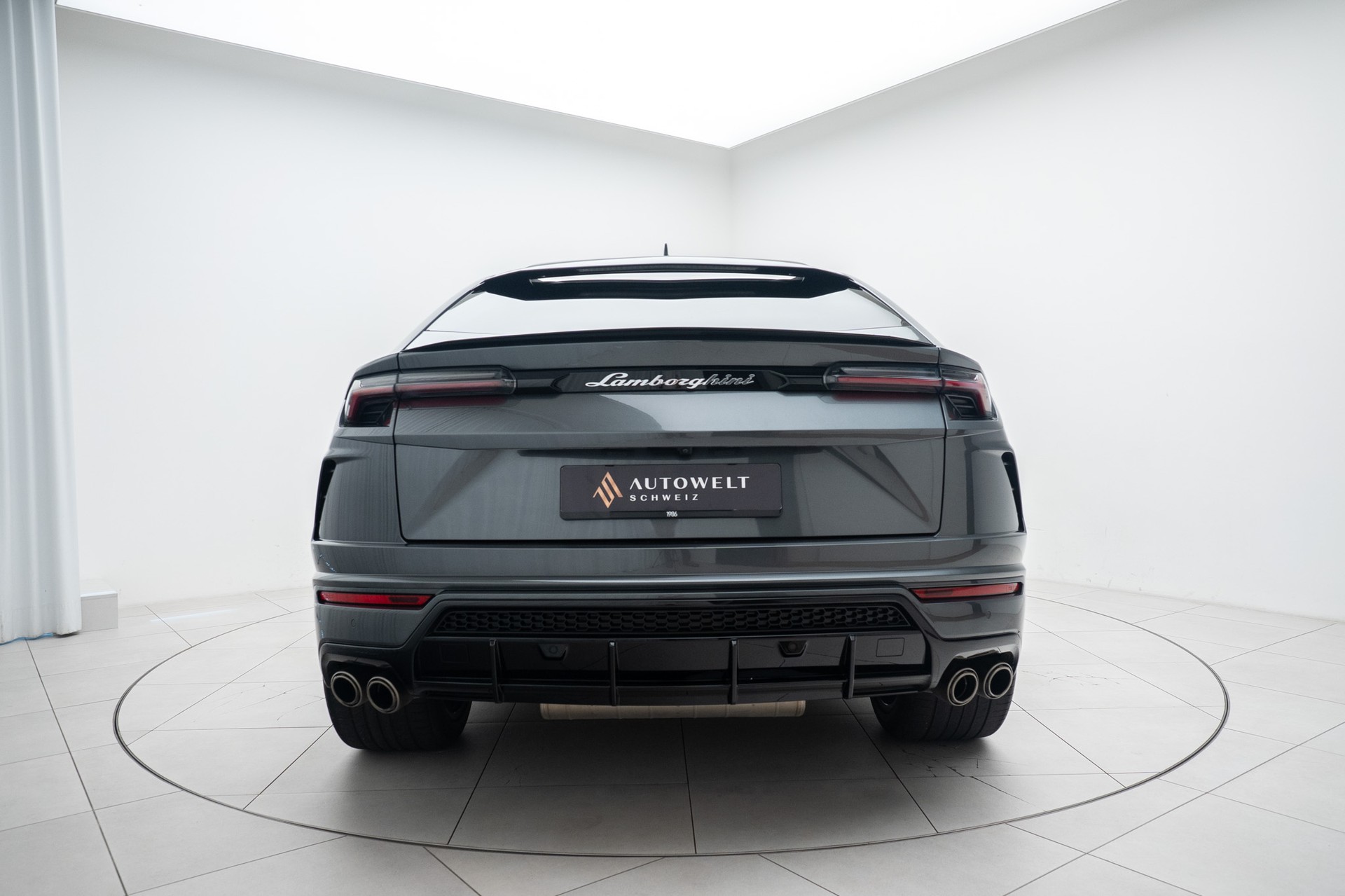 LAMBORGHINI Urus E-Gear Akrapovic-showroom-element-3