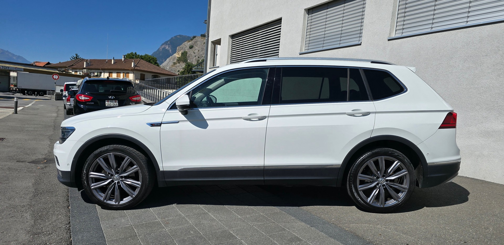 VW Tiguan Allspace 2.0TSI Highline 4Motion DSG-image-2