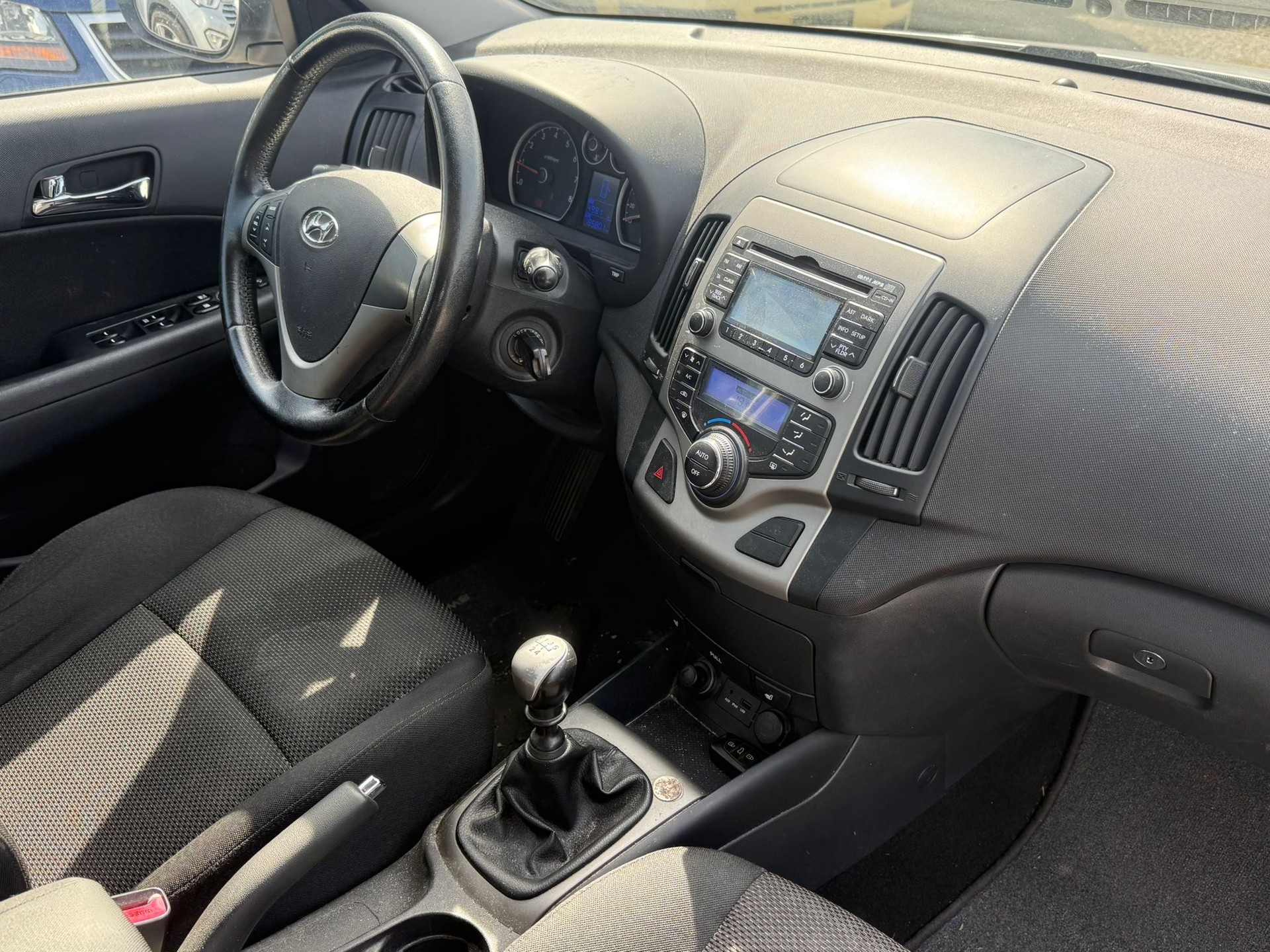 HYUNDAI i30 1.6 Swiss Plus Edition-image-9