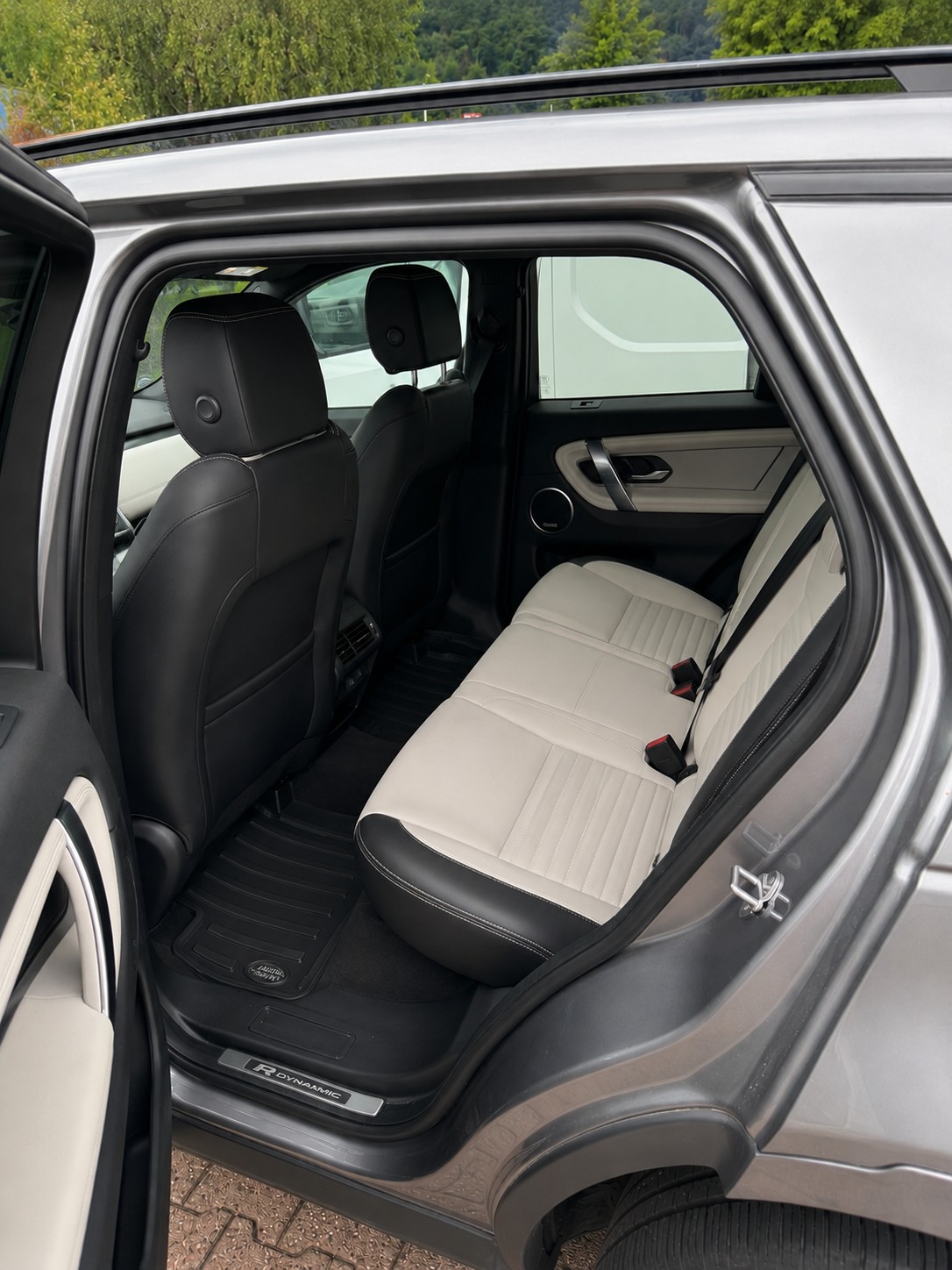LAND ROVER 1.5 T 300e R-Dynamic HSE-image-6