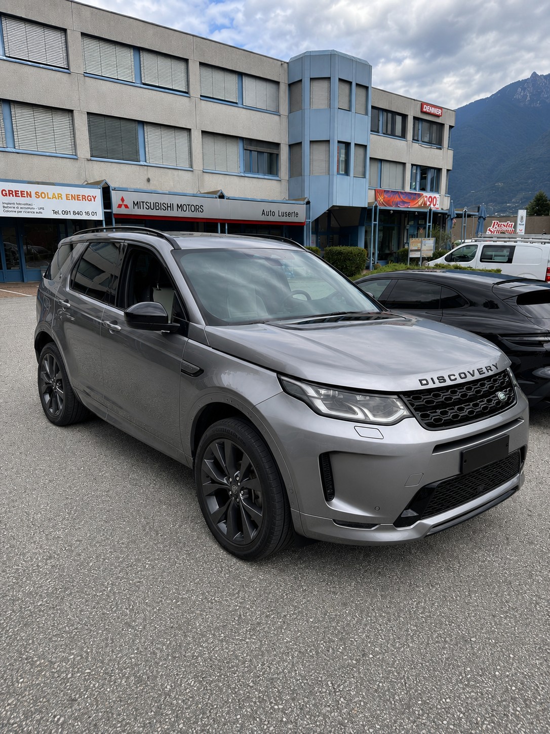 LAND ROVER 1.5 T 300e R-Dynamic HSE-image-4