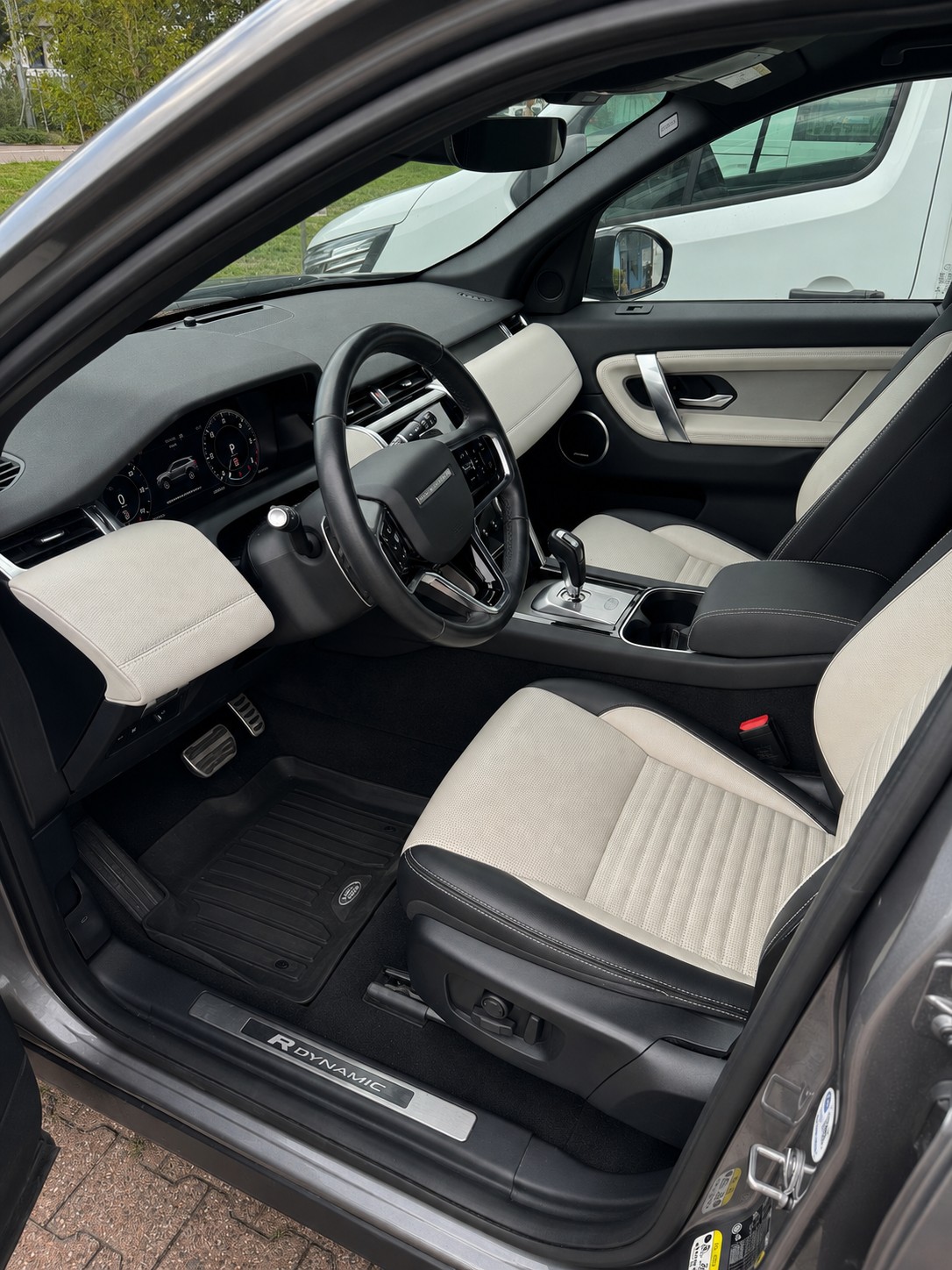 LAND ROVER 1.5 T 300e R-Dynamic HSE-image-5