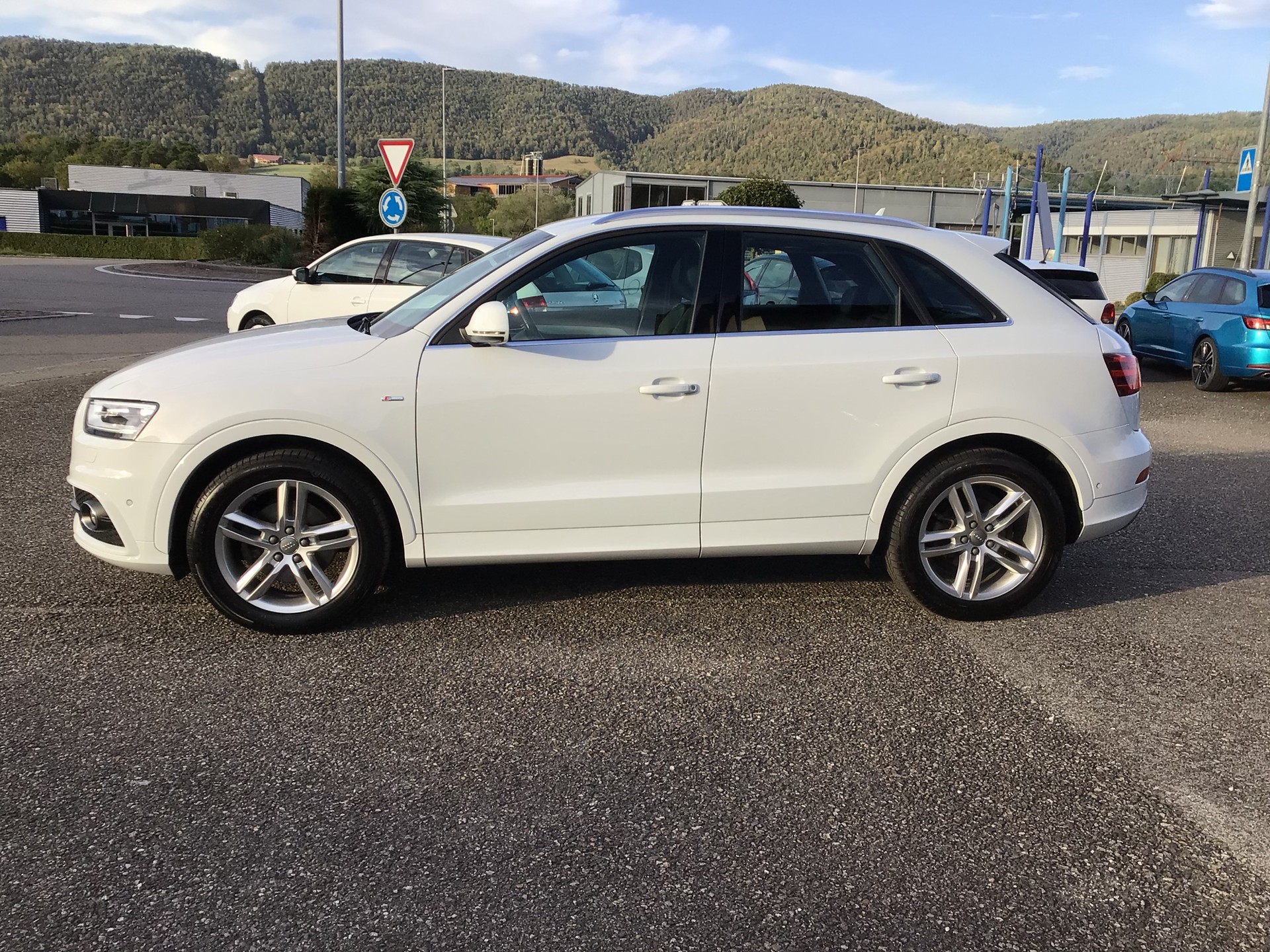 AUDI Q3 2.0 TFSI quattro S-tronic-image-12