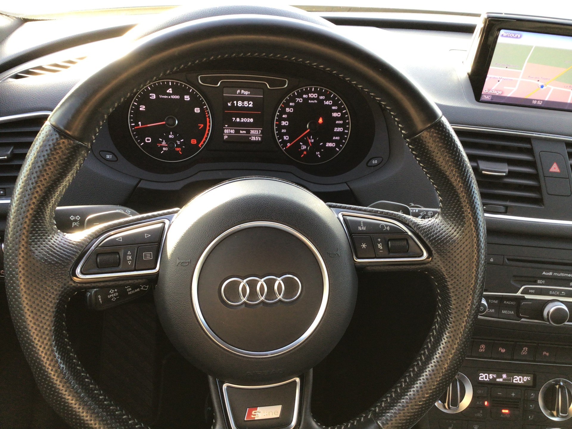 AUDI Q3 2.0 TFSI quattro S-tronic-image-8