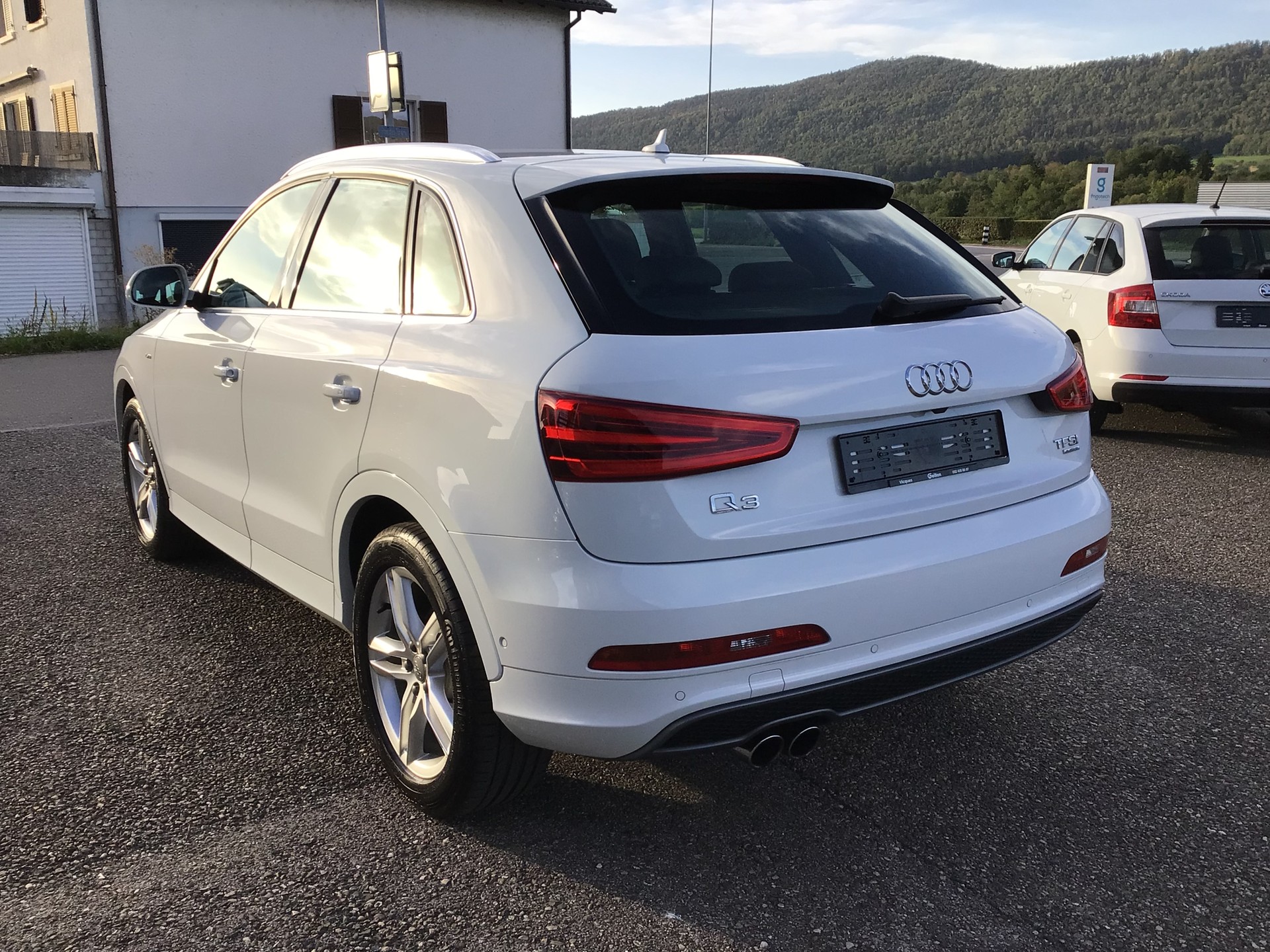 AUDI Q3 2.0 TFSI quattro S-tronic-image-3