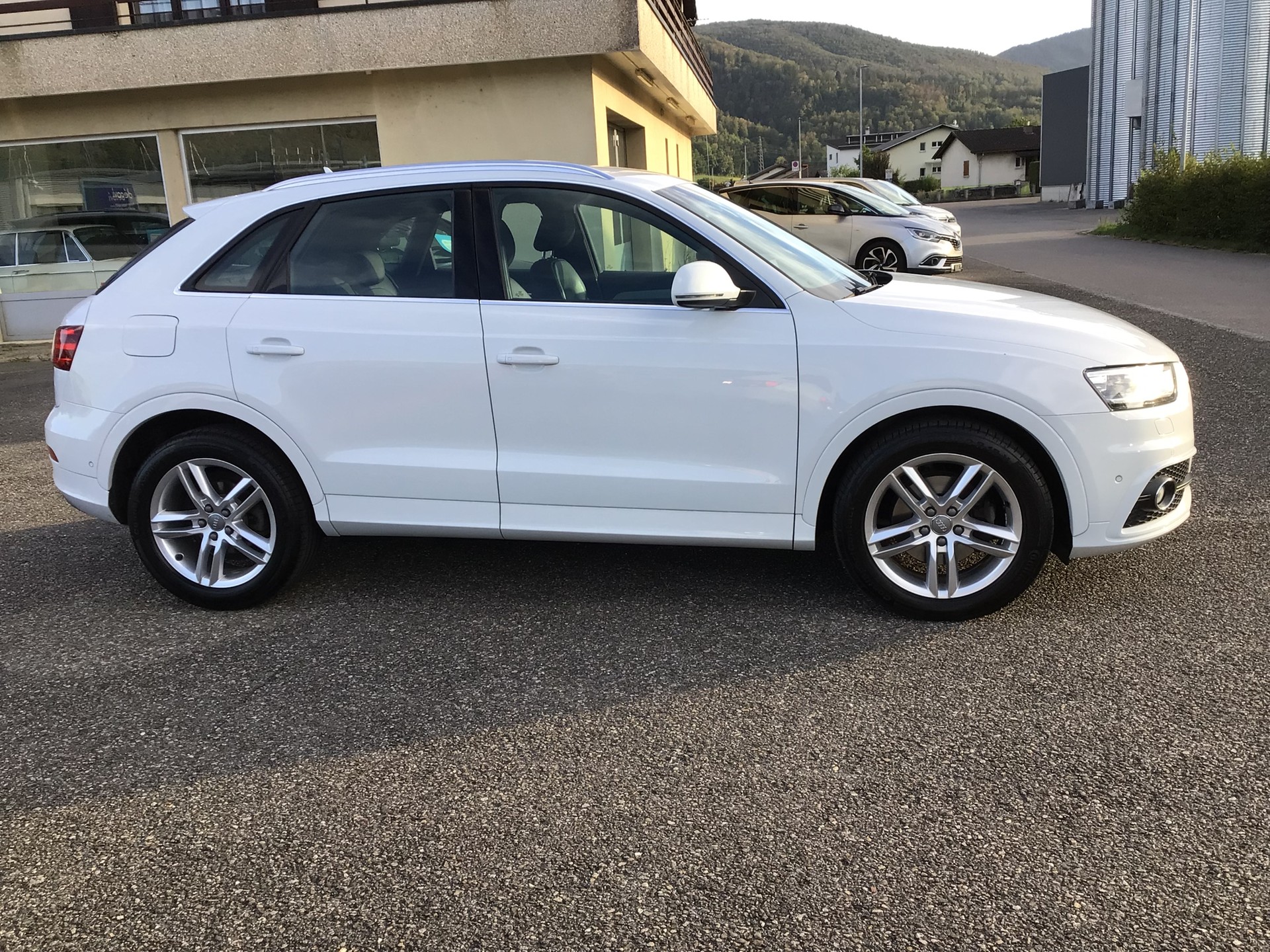 AUDI Q3 2.0 TFSI quattro S-tronic-image-4