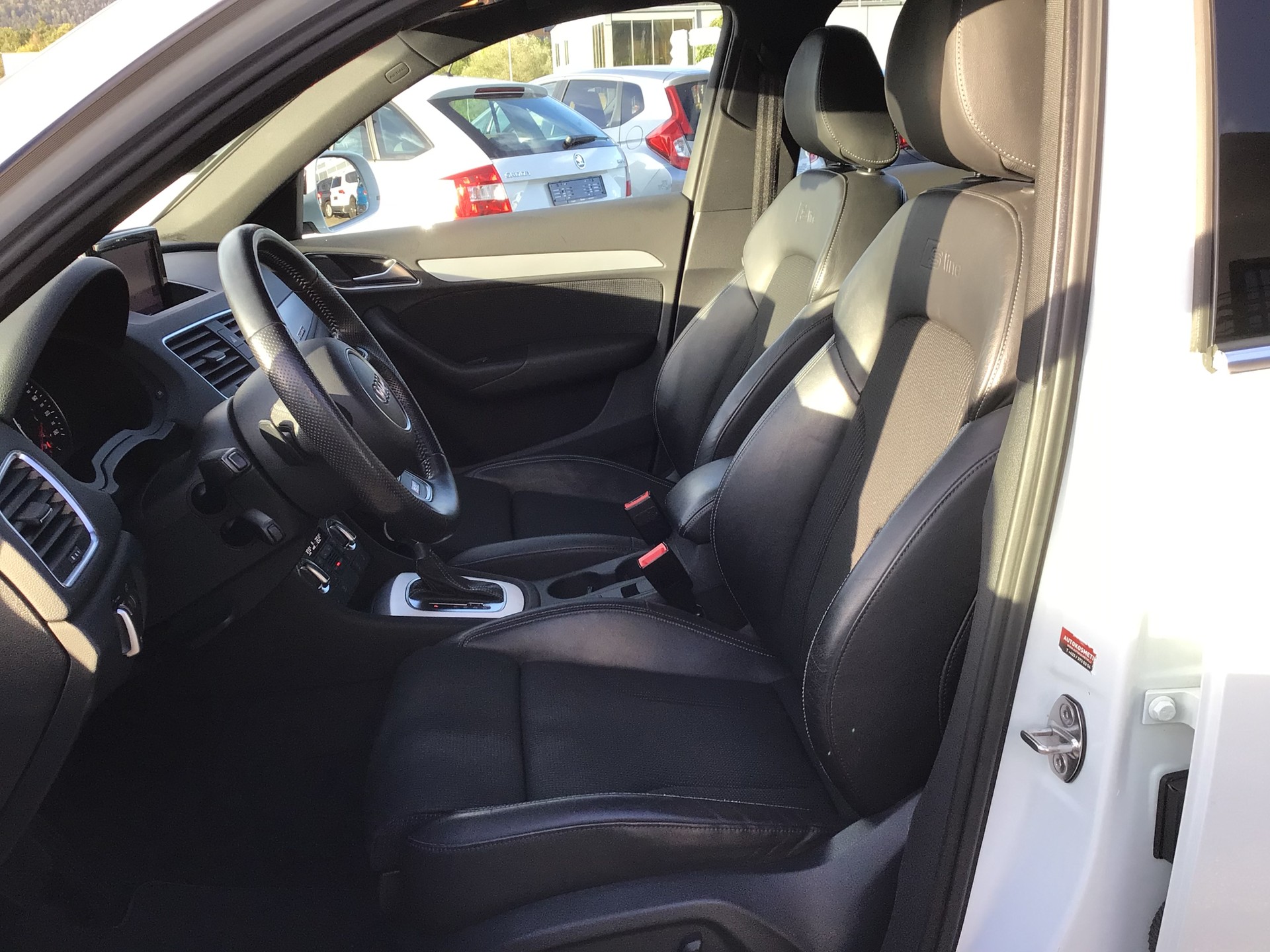 AUDI Q3 2.0 TFSI quattro S-tronic-image-5