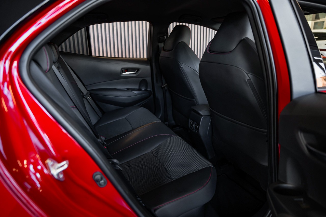 TOYOTA Corolla 2.0 HSD GR-S e-CVT-image-18