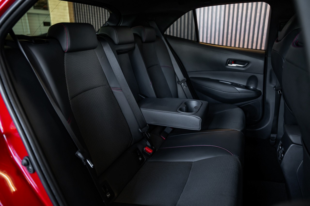 TOYOTA Corolla 2.0 HSD GR-S e-CVT-image-17