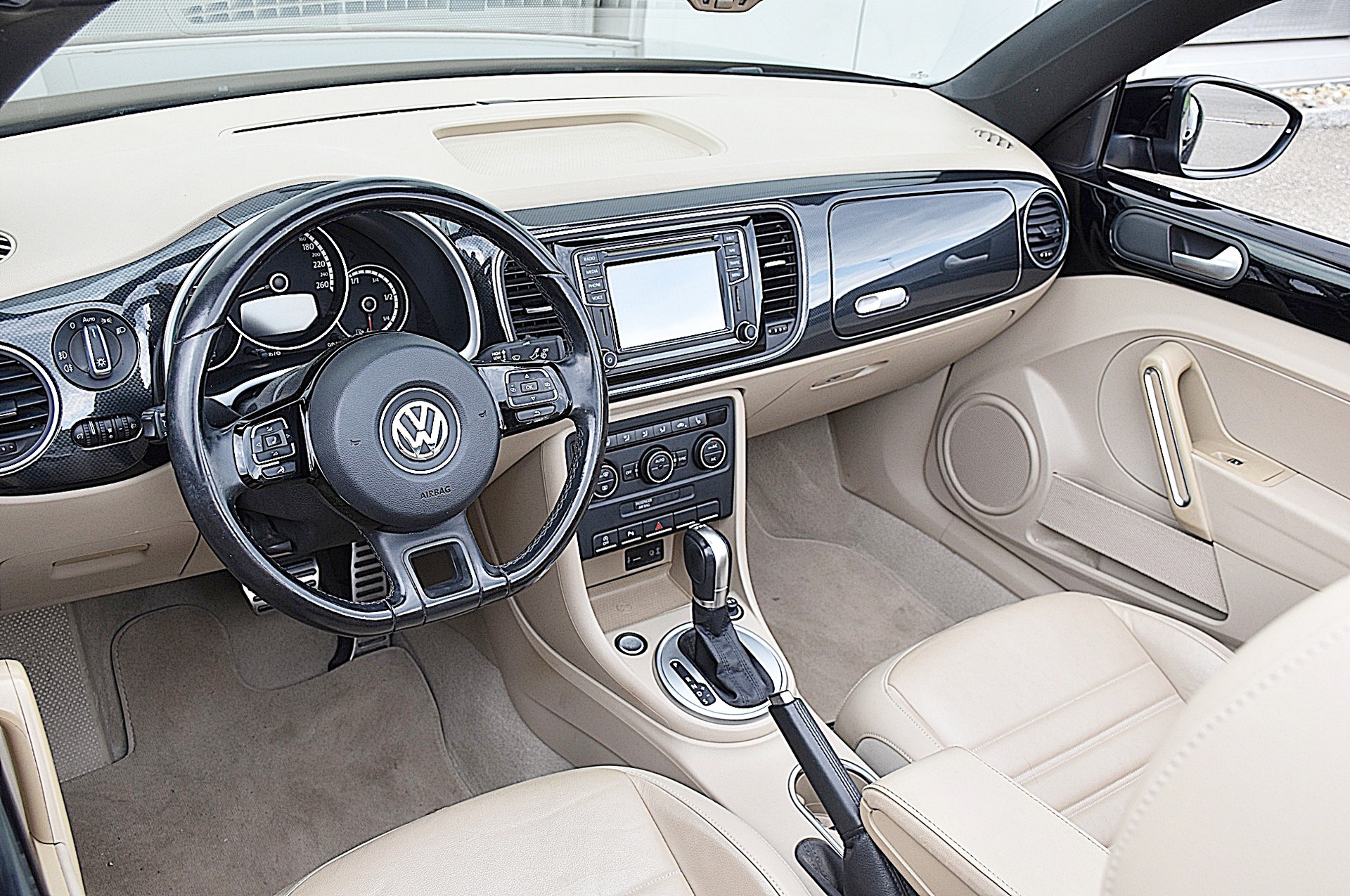 VW Beetle Cabrio 2.0 TSI BMT Sport Classic DSG-image-10