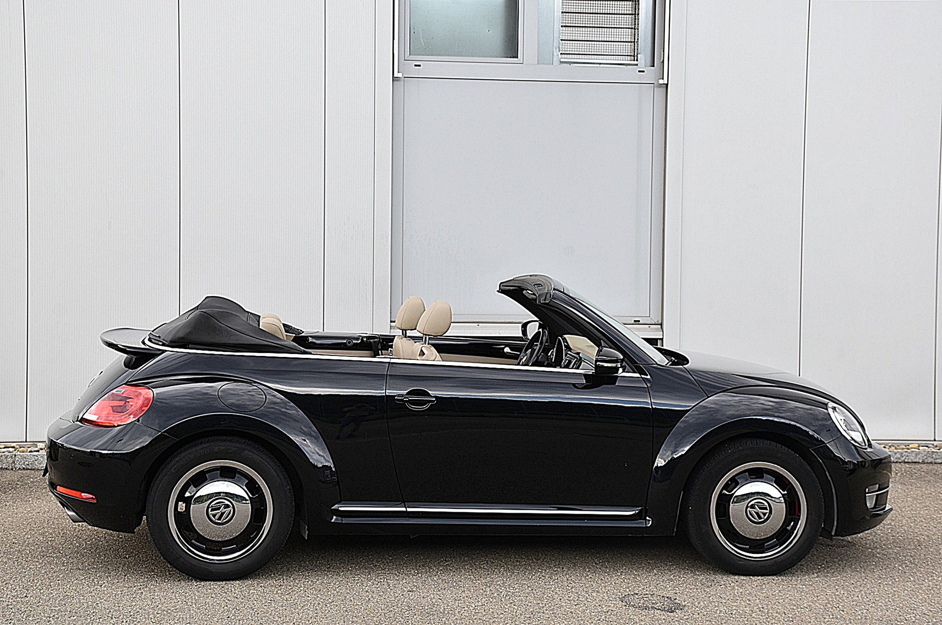 VW Beetle Cabrio 2.0 TSI BMT Sport Classic DSG-image-2