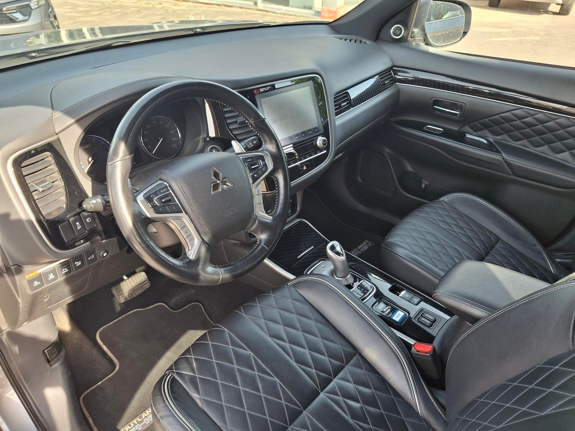 MITSUBISHI Outlander 2.4 PHEV Diamond 4WD Automatic-image-7