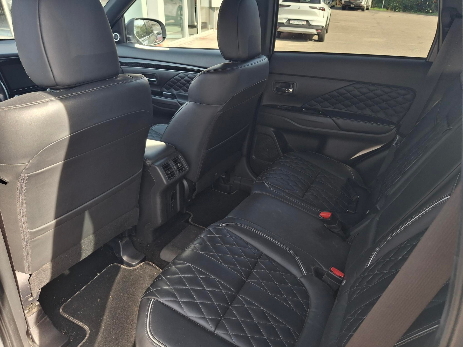 MITSUBISHI Outlander 2.4 PHEV Diamond 4WD Automatic-image-9