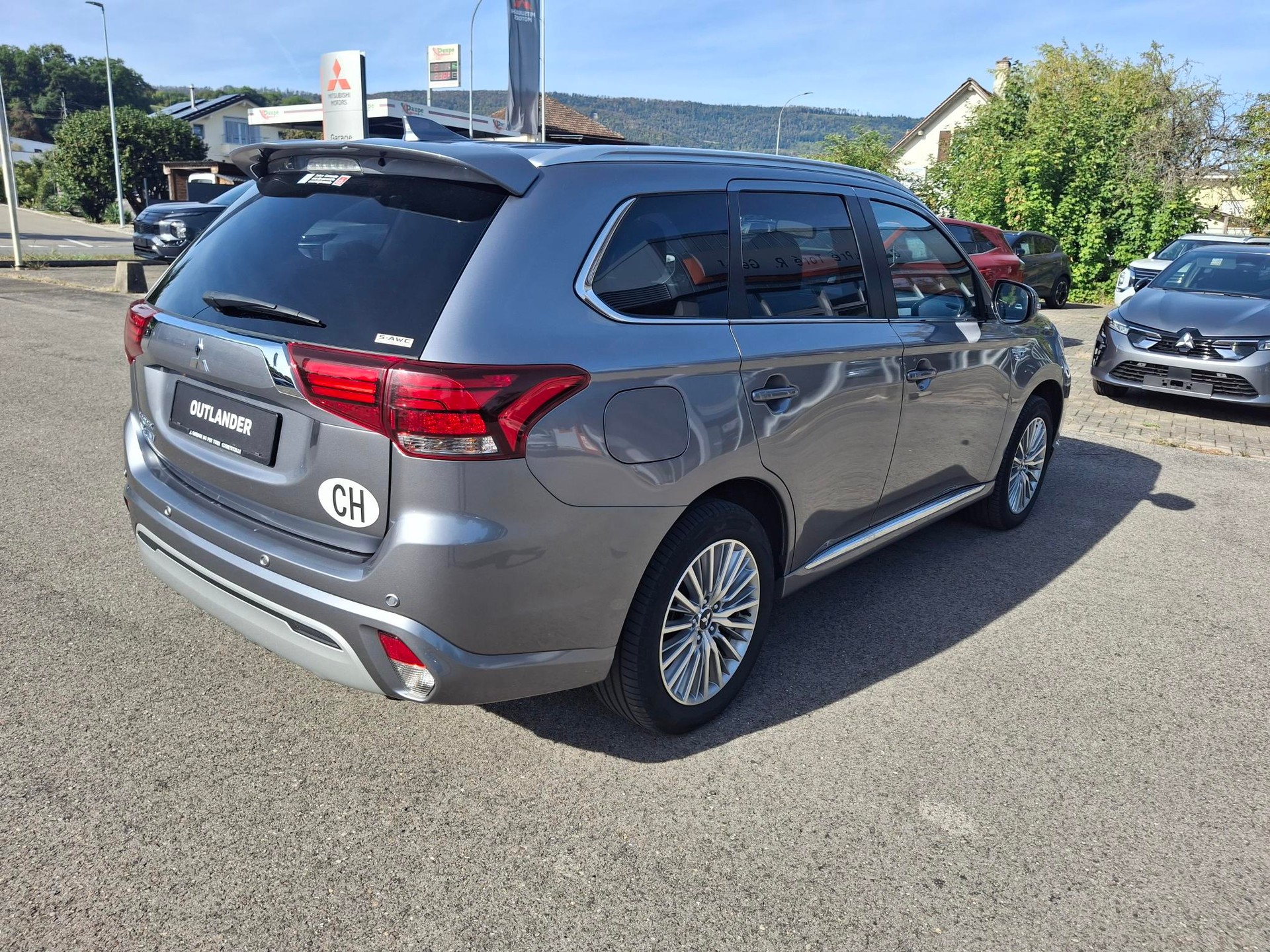 MITSUBISHI Outlander 2.4 PHEV Diamond 4WD Automatic-image-3