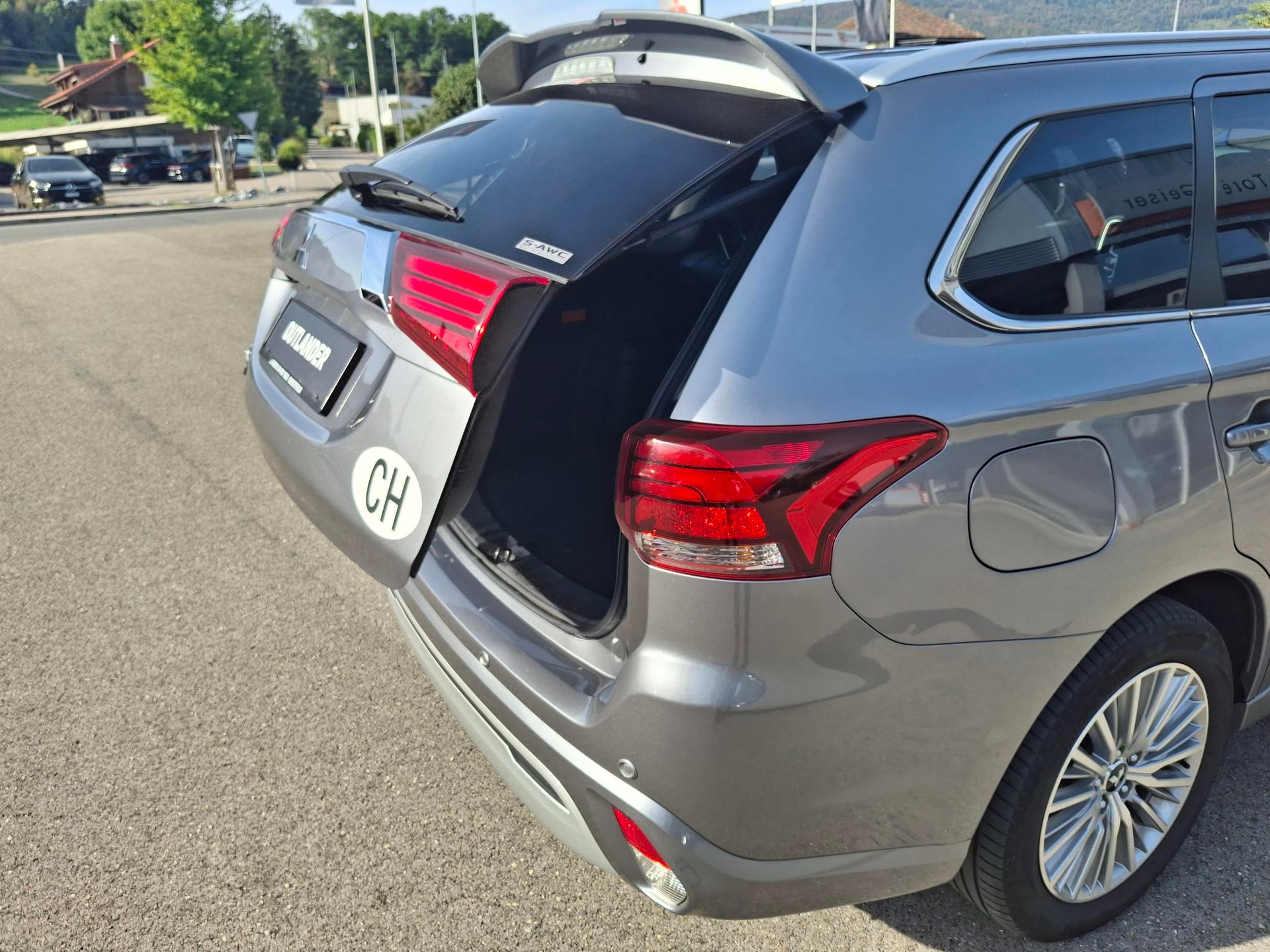 MITSUBISHI Outlander 2.4 PHEV Diamond 4WD Automatic-image-5