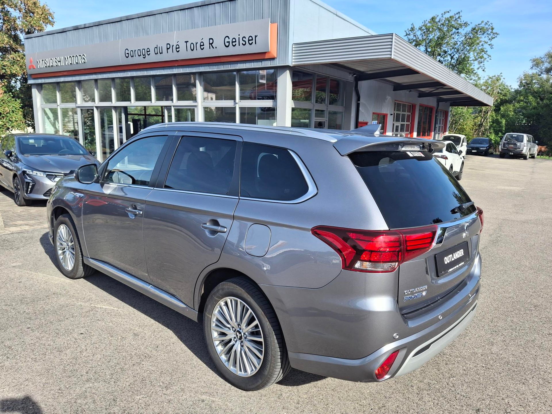 MITSUBISHI Outlander 2.4 PHEV Diamond 4WD Automatic-image-4