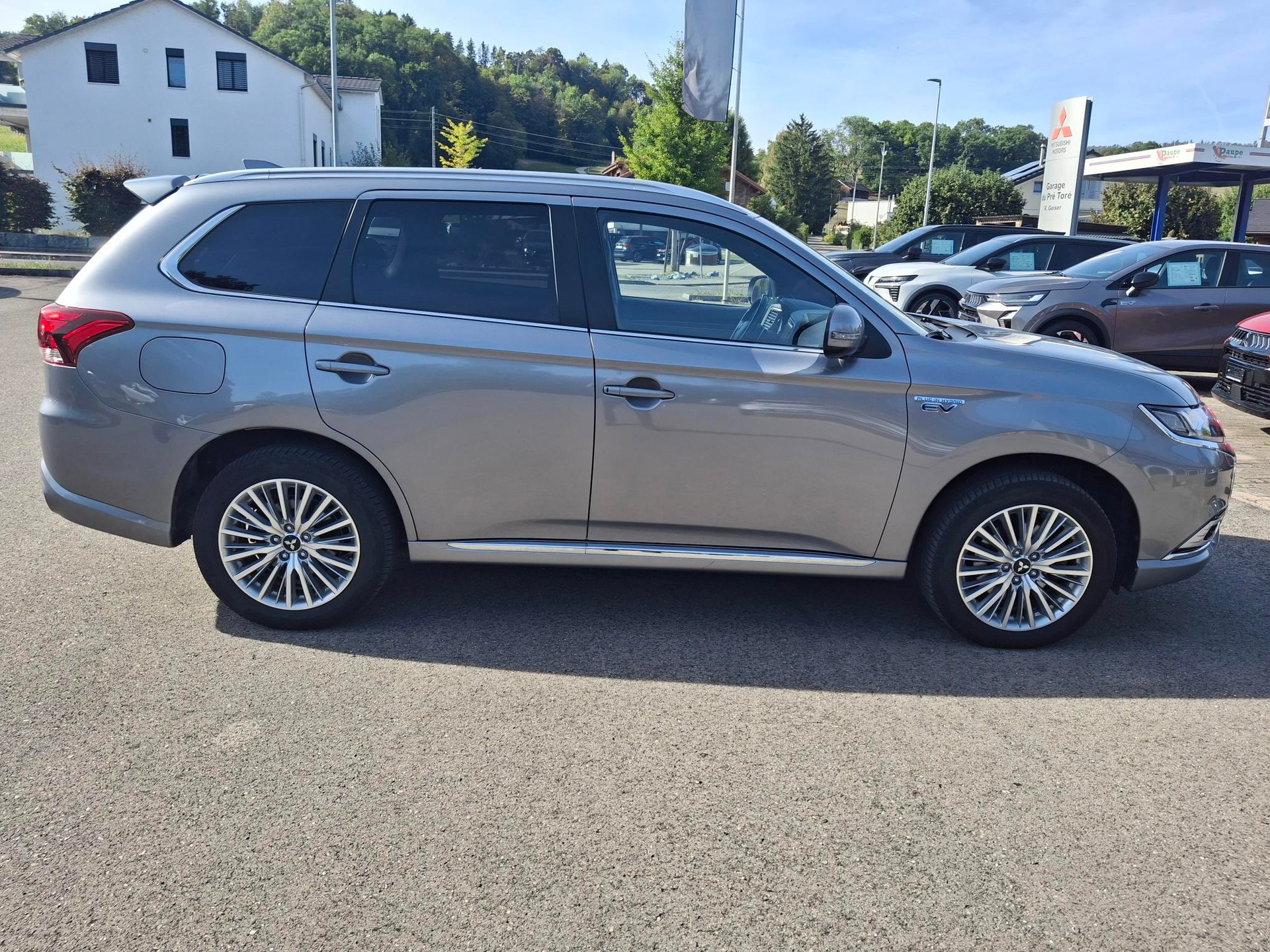 MITSUBISHI Outlander 2.4 PHEV Diamond 4WD Automatic-image-2