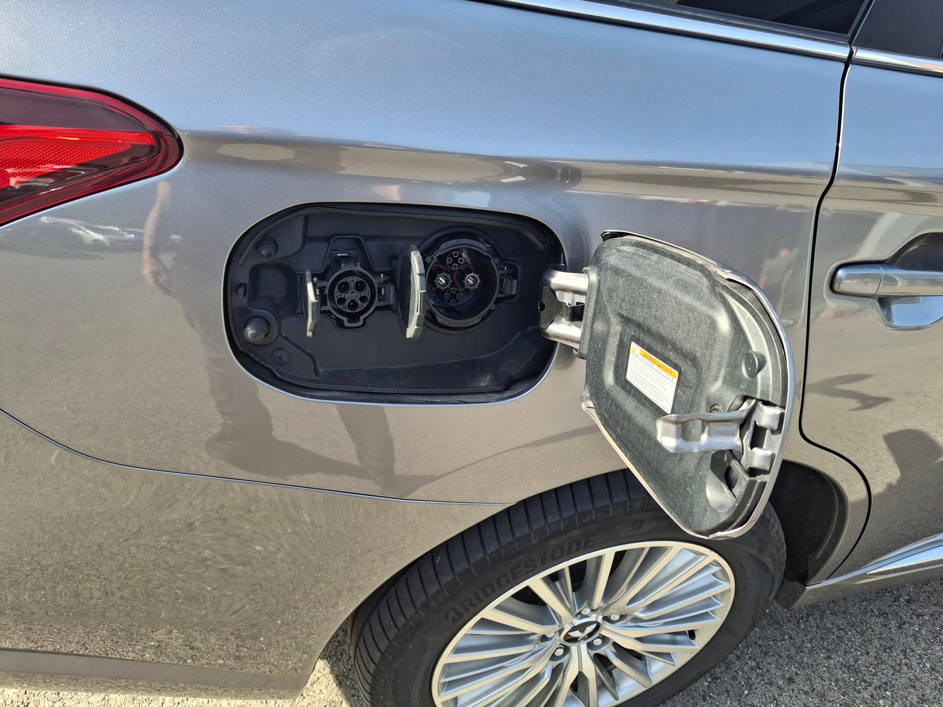 MITSUBISHI Outlander 2.4 PHEV Diamond 4WD Automatic-image-6