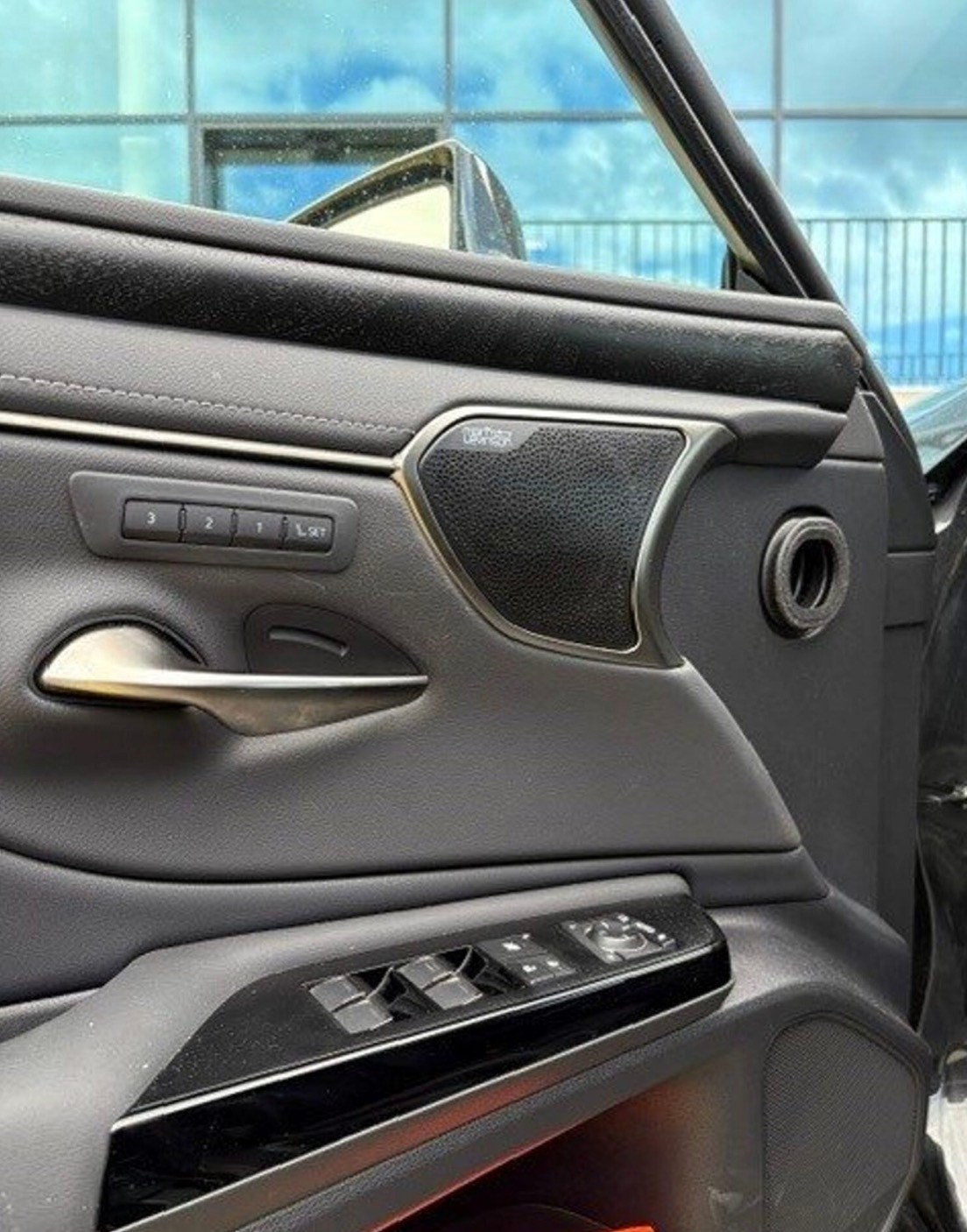 LEXUS 300h Excellence-image-2