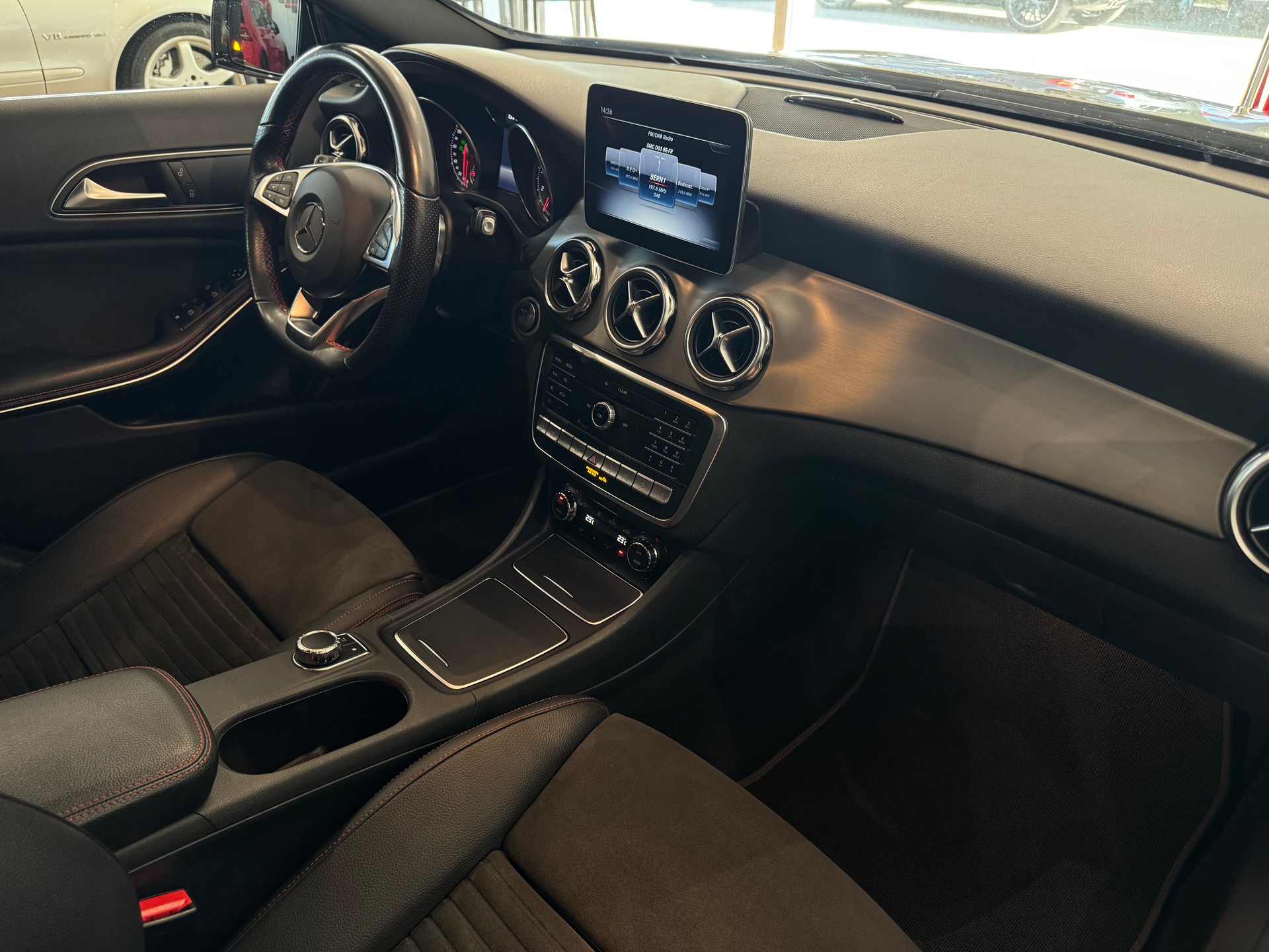 MERCEDES-BENZ GLA 250 AMG Line SWISS STAR 4Matic 7G-DCT ☆ CH-FZG ☆ AMG EXCLUSIVE ☆ KEYLESS GO-image-23