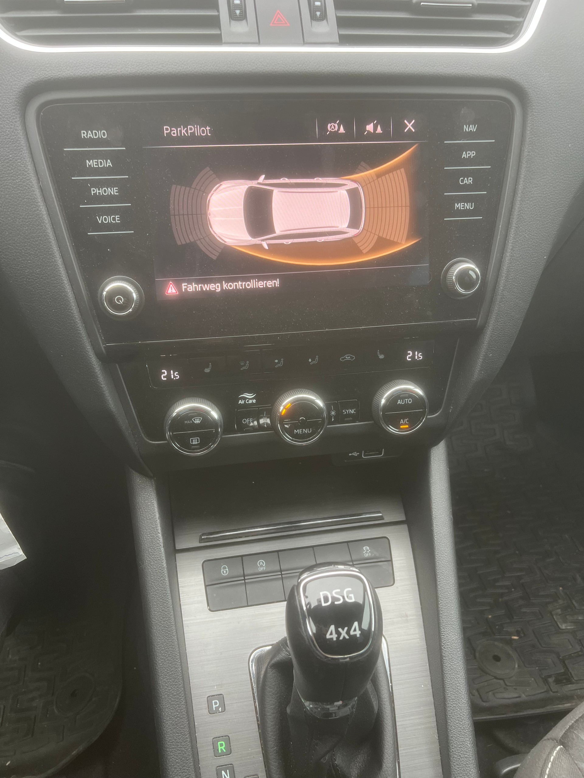 SKODA Octavia Combi 1.8 TSI Style 4x4 DSG-image-6