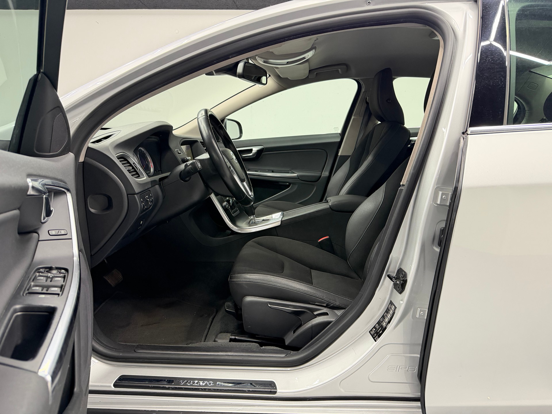 VOLVO S60 2.0T Summum Powershift-image-8