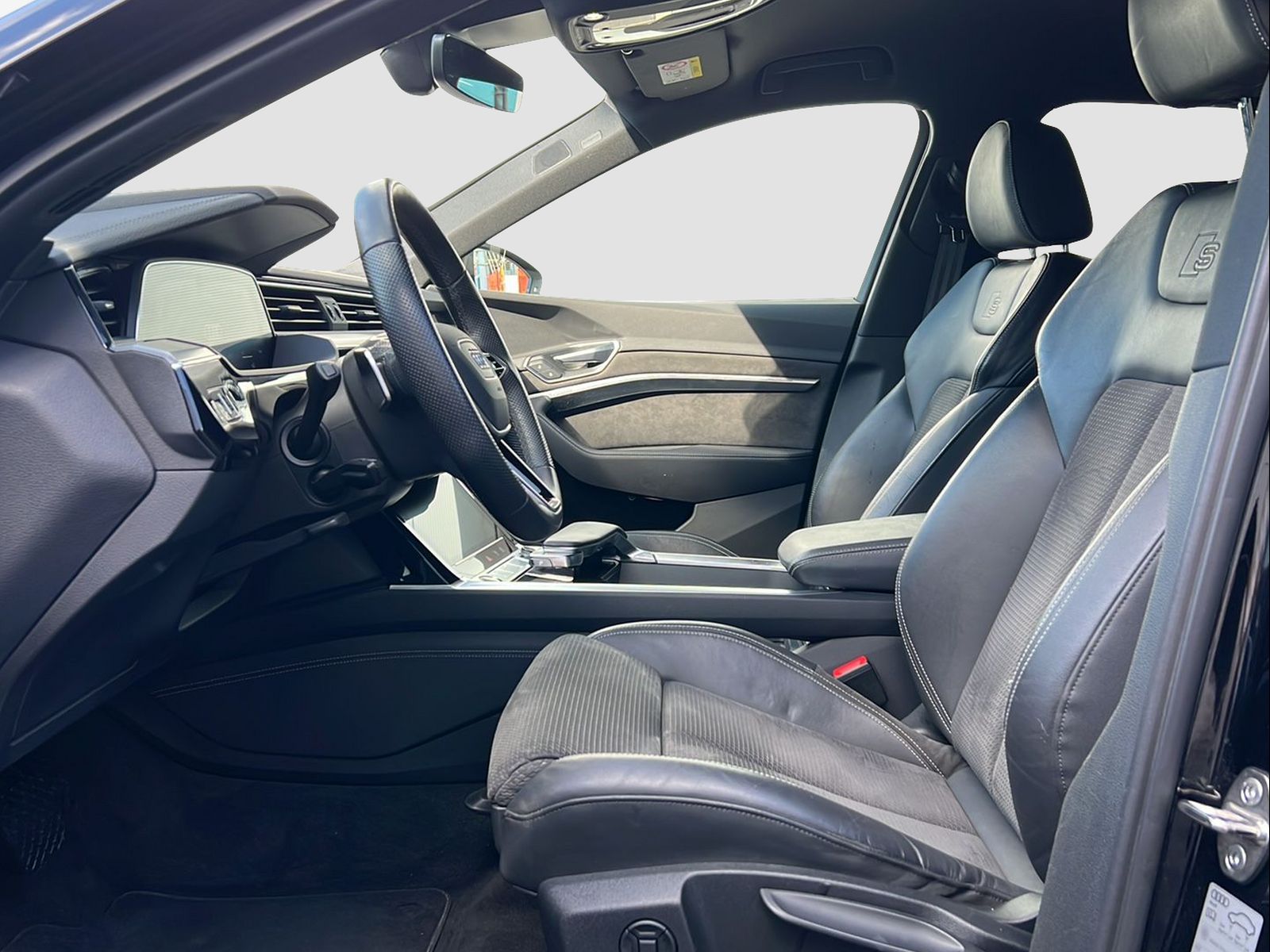 AUDI e-tron 55 S Line quattro-image-5