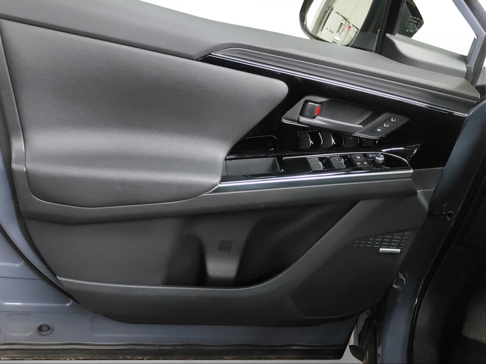 SUBARU Solterra eV Luxury AWD-image-23