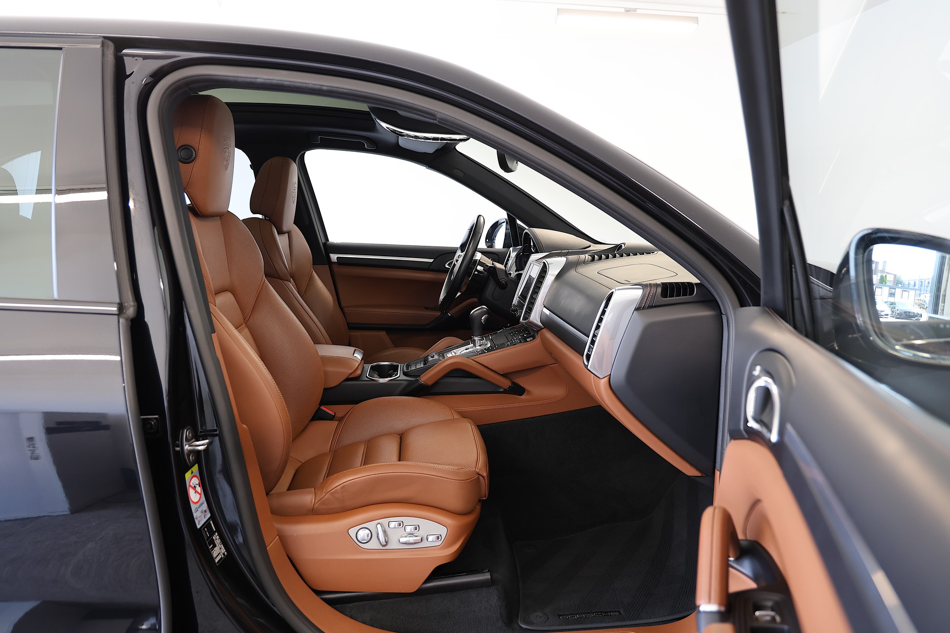 PORSCHE Cayenne S E-Hybrid-image-12