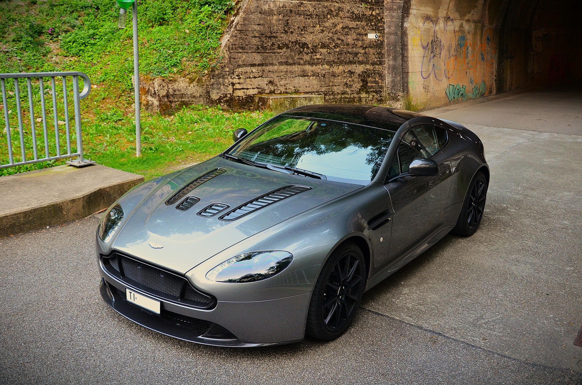 ASTON MARTIN V12 Vantage 5.9 S Sportshift-image-3