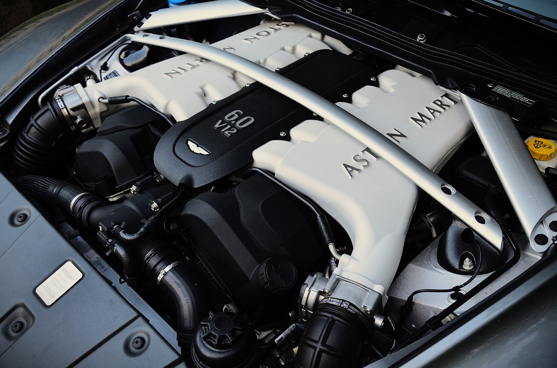 ASTON MARTIN V12 Vantage 5.9 S Sportshift-image-16