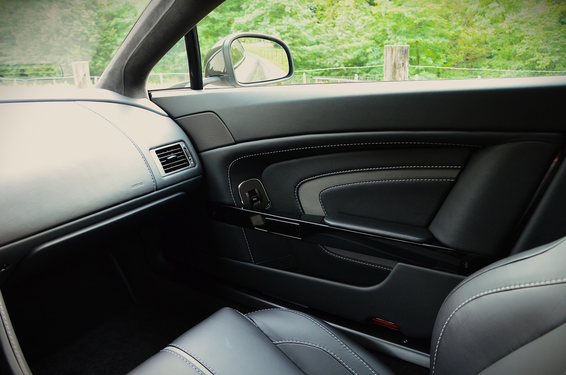 ASTON MARTIN V12 Vantage 5.9 S Sportshift-image-8