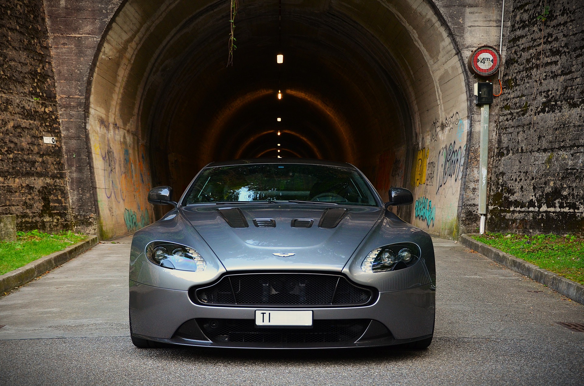 ASTON MARTIN V12 Vantage 5.9 S Sportshift-image-1