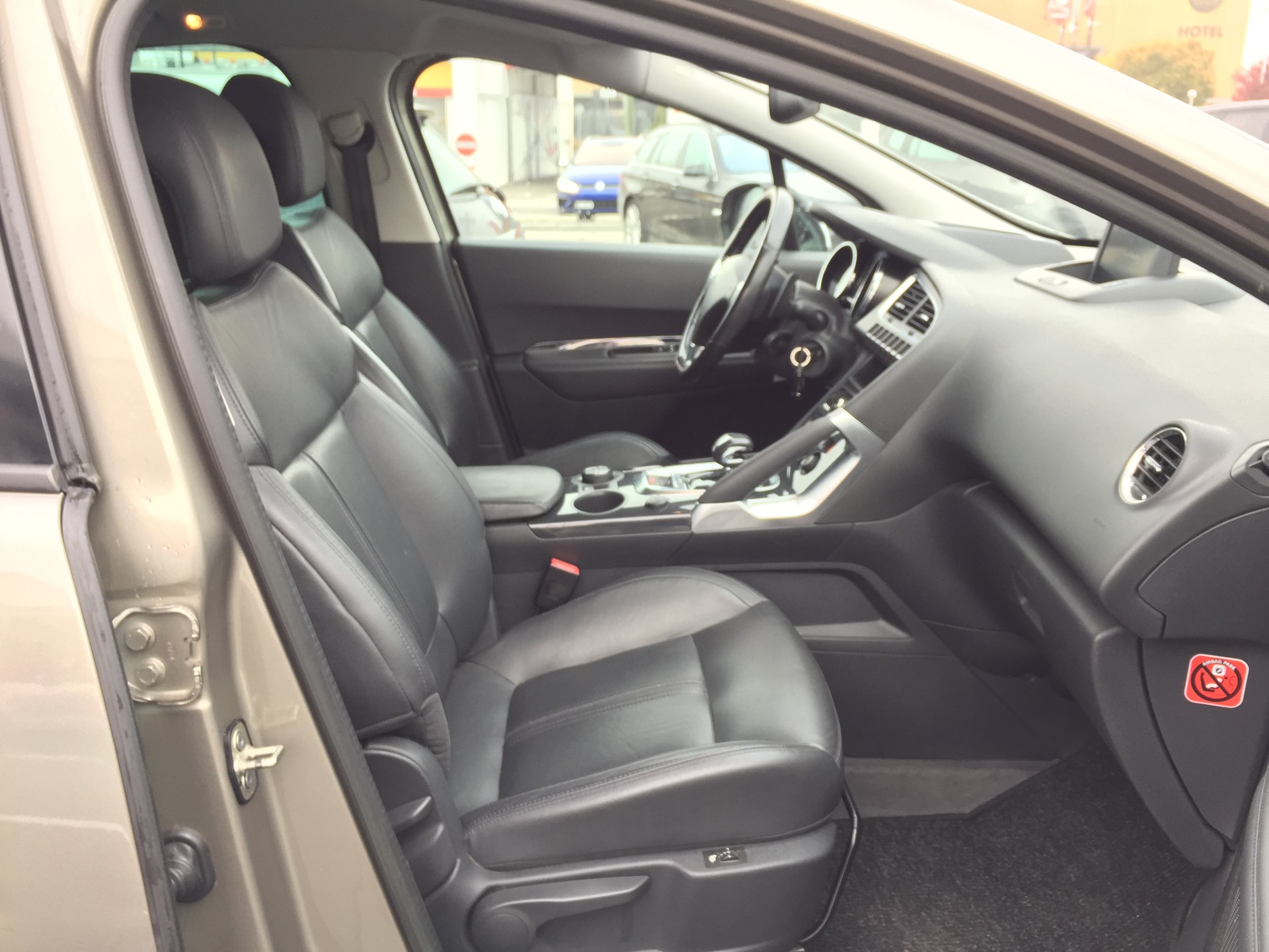 PEUGEOT 3008 HYbrid4 2.0 HDI ETG6-image-9