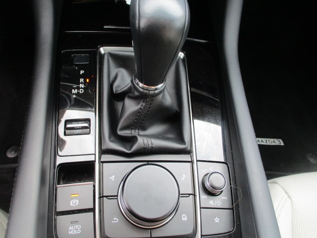 MAZDA 3 Sedan 2.0 186 Revolution-image-13