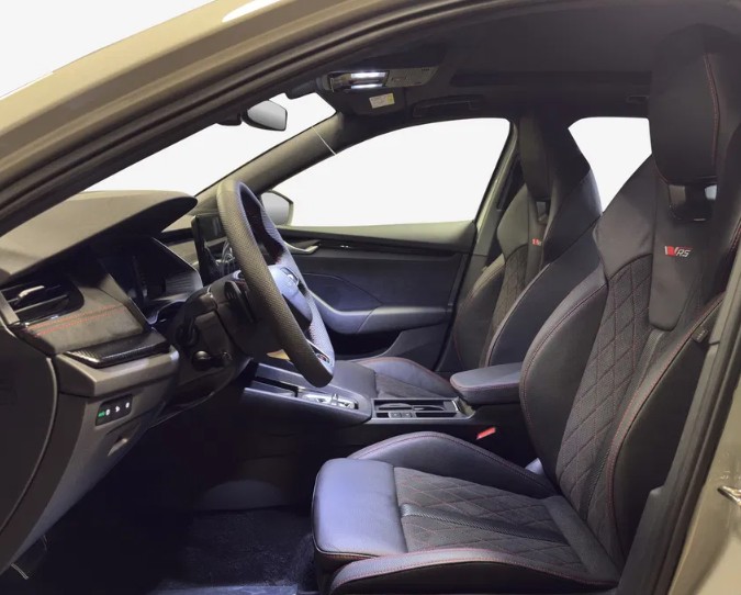 SKODA Octavia Combi 2.0 TSI DSG RS-image-4