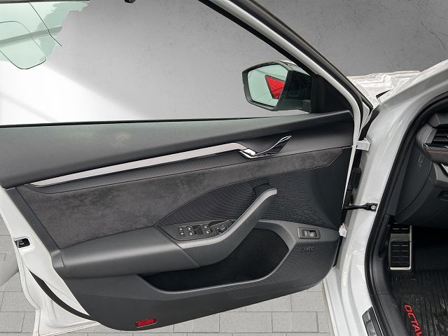 SKODA Octavia Combi 2.0 TDI DSG RS 4x4-image-8