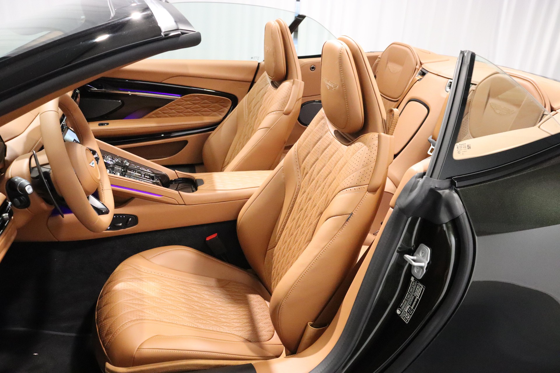 ASTON MARTIN DB12 Volante 4.0 V8 Bi-Turbo-image-4