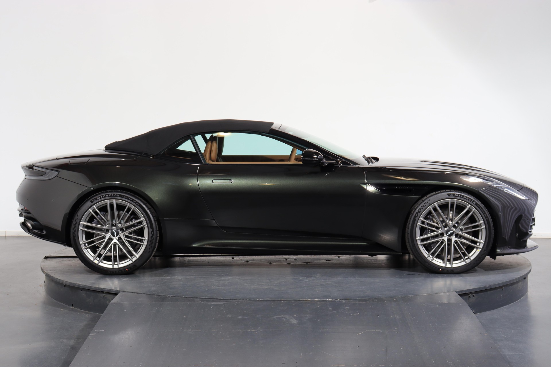 ASTON MARTIN DB12 Volante 4.0 V8 Bi-Turbo-showroom-element-1