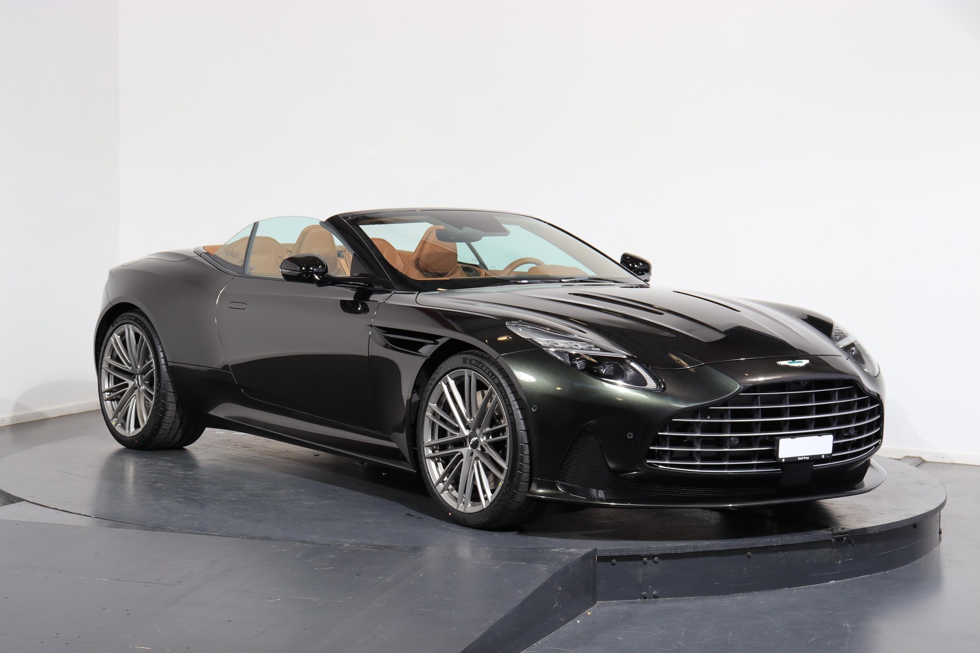 ASTON MARTIN DB12 Volante 4.0 V8 Bi-Turbo-showroom-element-3