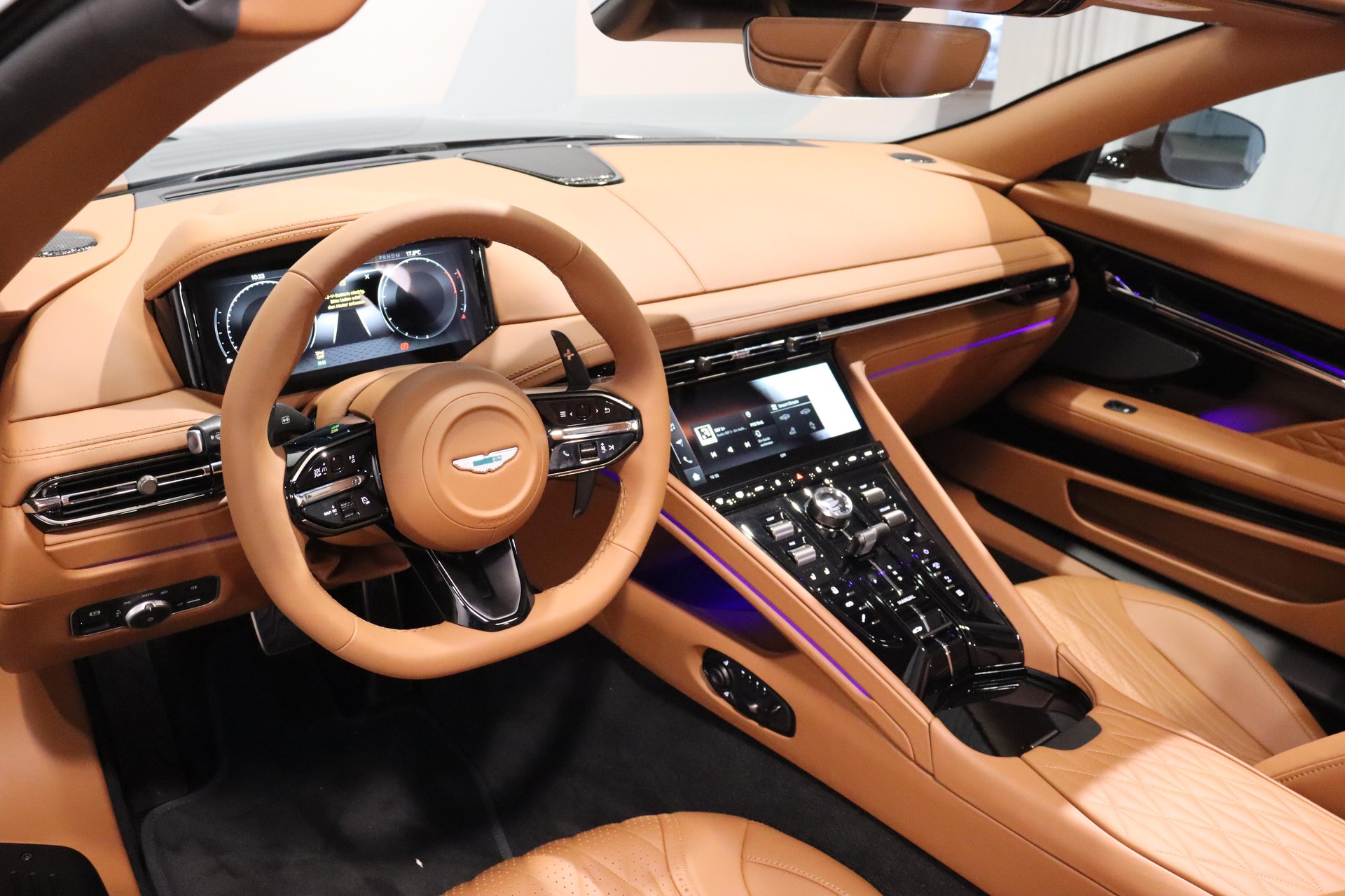 ASTON MARTIN DB12 Volante 4.0 V8 Bi-Turbo-image-5