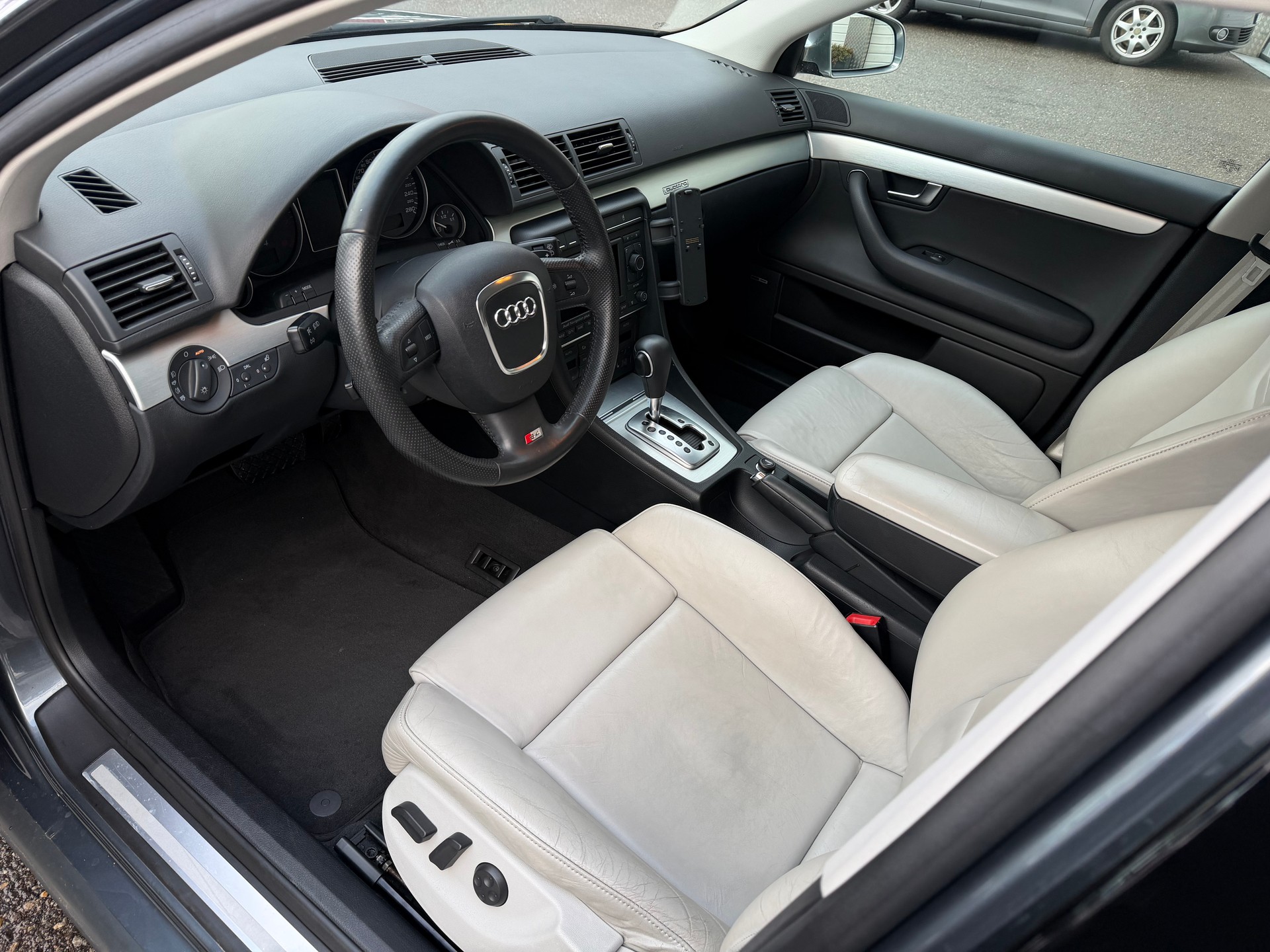 AUDI S4 Avant 4.2 V8 quattro-image-4