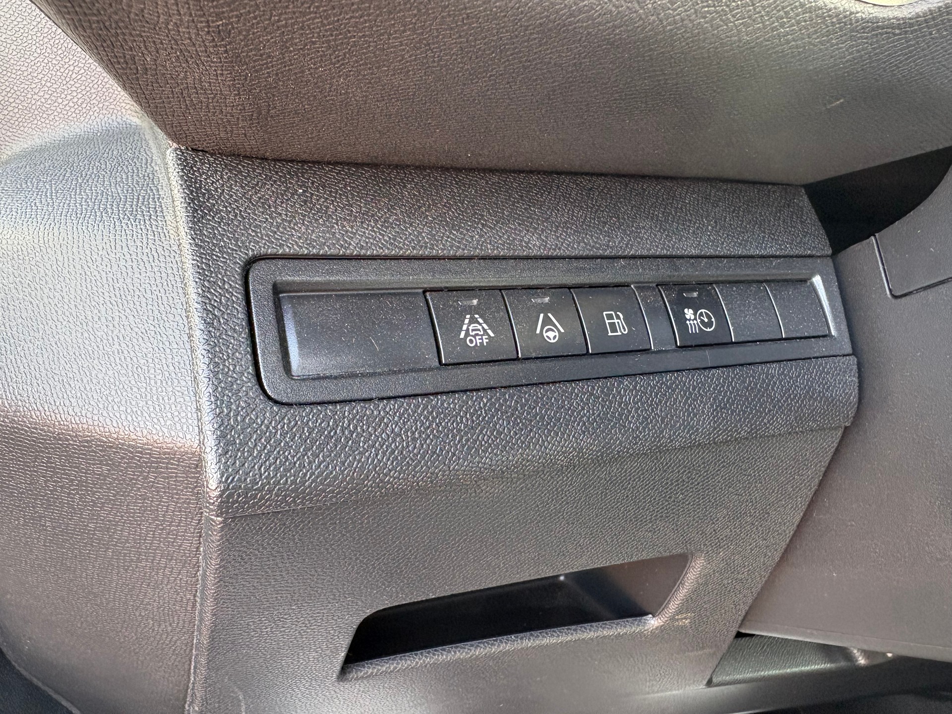 PEUGEOT 3008 300e Hybrid4 GT Pack EAT8-image-15