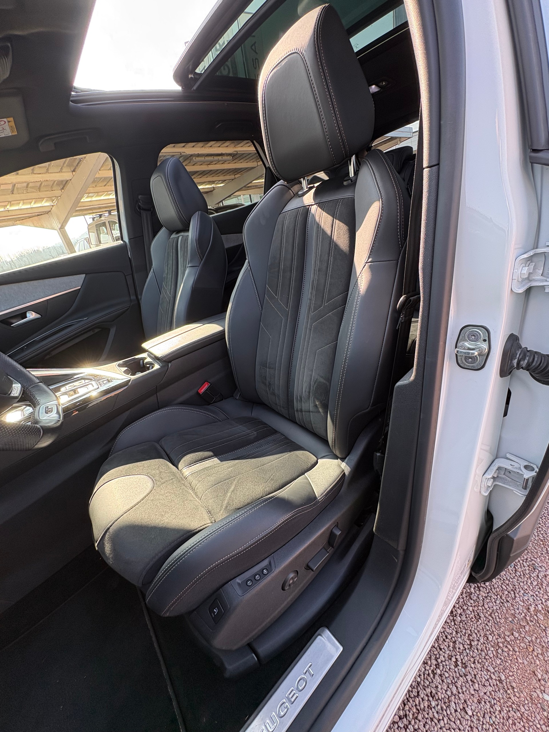 PEUGEOT 3008 300e Hybrid4 GT Pack EAT8-image-8